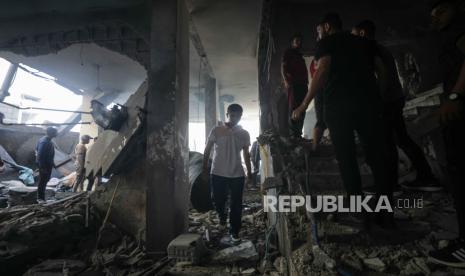 Warga Palestina mencari orang hilang di bawah reruntuhan bangunan yang hancur menyusul serangan udara Israel di kamp pengungsi Al Nuseirat, Jalur Gaza tengah, 29 April 2024.