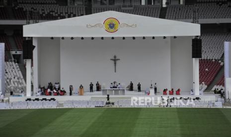 Suasana Stadion Utama Gelora Bung Karno  (SUGBK) menjelang misa akbar yang dipimpin Paus Fransiskus di Jakarta, Rabu (4/9/2024). Paus Fransiskus akan memimpin misa akbar pada Kamis (5/9) besok yang akan diikuti oleh sekitar 90 ribu umat katolik dari seluruh Indonesia. Nantinya Paus Fransiskus akan menyapa umat katolik mengelilingi SUGBK menggunakan kendaraan Popemobile. Paus Fransiskus  melakukan perjalanan keagamaan dan kenegaraan atau apostolik ke Indonesia selama 4 hari dari tanggal 3-6 September mendatang. Indonesia merupakan negara pertama yang akan dikunjungi Paus Fransiskus selama perjalanan apostoliknya selama 11 hari di kawasan Asia Pasifik.