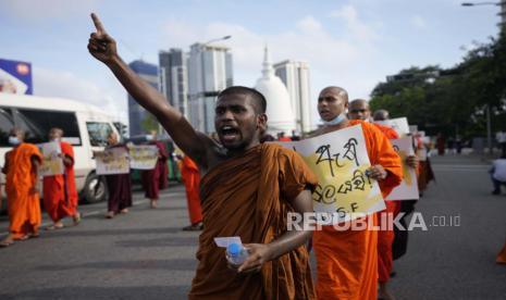 Biksu Buddha pelajar Sri Lanka meneriakkan slogan-slogan saat mereka berbaris menuntut Presiden Gotabaya Rajapaksa mengundurkan diri karena krisis ekonomi di Kolombo, Sri Lanka, Senin, 20 Juni 2022.