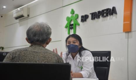 Petugas melayani peserta tabungan perumahan rakyat (Tapera) di Kantor Pelayanan Badan Pengelola (BP) Tapera, Jakarta, Selasa (4/6/2024). 