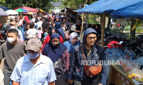 Peziarah memadati jalan masuk ke TPU (Tempat Pemakaman Umum) Cikutra, Kota Bandung, Ahad (23/4/2023). Di momen lebaran, pemakaman menjadi salah satu lokasi yang ramai dikunjungi warga untuk berziarah, mendoakan keluarga dan kerabat yang telah meninggal dunia.