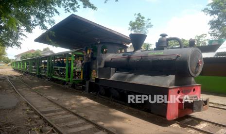 Lori Agrowisata Madukismo membawa pengunjung berkeliling di Pabrik Gula Madukismo, Yogyakarta, Rabu (12/10/2022). Presiden Joko Widodo (Jokowi) akan menyiapkan 700 ribu hektare lahan tebu untuk mengejar target swasembada gula dalam lima tahun depan.