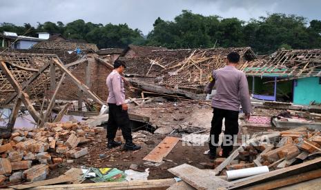 Aparat Warga melihat lokasi tempat kejadian perkara ledakan petasan di Kaliangkrik, Magelang, Jawa Tengah, Senin (27/3/2023). Dari kejadian ledakan ini satu orang meninggal dan tiga orang luka-luka. Selain itu, sebanyak 11 rumah rusak dan lima rumah rusak berat. Ledakan bahan petasan dengan berat 7,5 kilogram ini terjadi pada 20.05 WIB saat shalat tarawih.