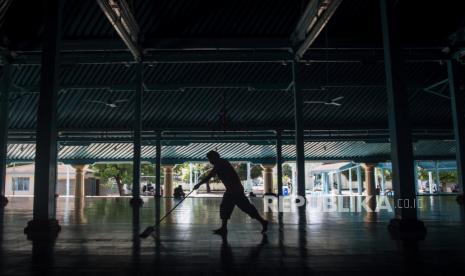 Petugas kebersihan membersihkan lantai masjid saat kegiatan bersih-bersih di Masjid Agung Keraton Kasunanan, Solo, Jawa Tengah.