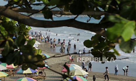  Kawasan pantai di Palabuhanratu, Sukabumi, Jawa Barat (ilustrasi). Ada 110 unit bangunan rusak akibat banjir rob di pantai Kecamatan Palabuhanratu.