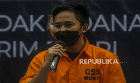 Tersangka kasus penipuan aplikasi Qoutex Doni Salmanan dihadirkan saat konferensi pers di Jakarta, Selasa (15/3/2022). Direktorat Tindak Pidana Siber Bareskrim Polri menetapkan Doni Salmanan sebagai tersangka kasus penipuan aplikasi Qoutex Doni Salmanan dengan barang bukti aset berupa uang tunai Rp 3,3 miliar, dua unit rumah, 18 kendaraan roda dua dan 6 kendaraan roda empat serta 97 item barang bukti lainnya, dengan estimasi jumlah barang bukti apabila dikalkulasikan sebanyak Rp 64 miliar.  Republika/Putra M. Akbar