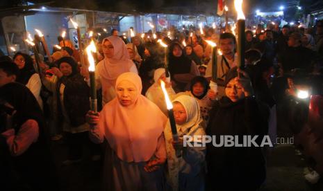 Ribuan warga mengikuti pawai obor memeriahkan Tahun Baru Islam 1 Muharram 1445 Hijriah di Jalan Ciumbuleuit, dan kawasan Punclut, Kecamatan Cidadap, Kota Bandung, Selasa (18/7/2023). Pawai obor merupakan salah satu bentuk sukacita umat Islam khususnya di Jawa Barat dalam menyambut tahun baru Islam.