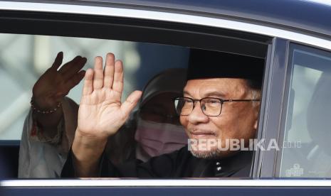 Ketua Partai Pakatan Harapan (PH) Malaysia Anwar Ibrahim melambai saat ia tiba di Istana Negara (National Palace) di Kuala Lumpur, Malaysia, 24 November 2022. Istana Negara mengumumkan bahwa Ketua Partai Pakatan Harapan (PH) Anwar Ibrahim akan dilantik sebagai perdana menteri ke-10 Malaysia, lima hari setelah pemilihan umum ke-15 menghasilkan parlemen gantung tanpa pemenang yang jelas.