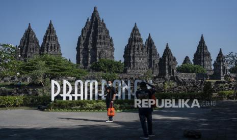 Wisatawan mengunjungi kompleks Taman Wisata Candi (TWC) Prambanan di Sleman, DI Yogyakarta. Komitmen menerapkan protokol kesehatan akan menjadi kunci utama yang memengaruhi kepercayaan wisatawan mancanegara mengunjungi destinasi wisata Indonesia memasuki era normal baru.