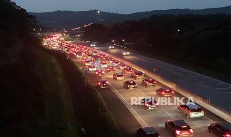 Pergerakan kendaraan arus balik mulai terasa di ruas tol Semarang- Solo, pada H+2  Lebaran 1444 Hijriyah, Senin (24/4). Hal ini ditandai dengan meningkatnya arus lalu lintas yang mengalir dari arah Solo/ Surabaya menuju ke arah Semarang/ Jakarta sepanjang siang hingga petang.