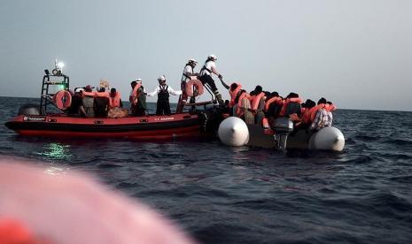 Unit penjaga pantai menyelamatkan migran yang diabaikan oleh otoritas Yunani di perairan teritorial Turki - Anadolu Agency