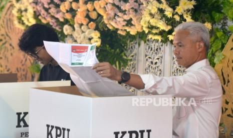 Calon Presiden nomor urut 03 Ganjar Pranowo bersama keluarga saat memberikan hak suara Pemilu 2024  di TPS 11, Lempongsari, Gajahmungkur, Semarang, Jawa Tengah, Rabu (14/2/2024).