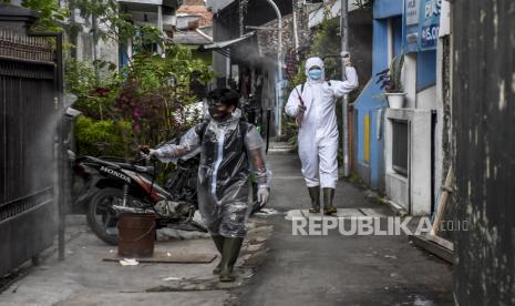 Warga mengenakan alat pelindung diri (APD) menyemprotkan cairan disinfektan di area permukiman warga di Jalan Sekepanjang, Cikutra, Kota Bandung, Kamis (1/7). Warga yang tergabung dalam Satgas Covid-19 Unity 11 berinisiatif untuk melakukan penyemprotan disinfektan dan menyediakan paket makanan, vitamin serta kebutuhan lainnya secara gratis bagi warga yang sedang menjalani isolasi mandiri di kawasan tersebut sebagai bentuk kepedulian terhadap sesama di tengah pandemi Covid-19. Foto: Republika/Abdan Syakura