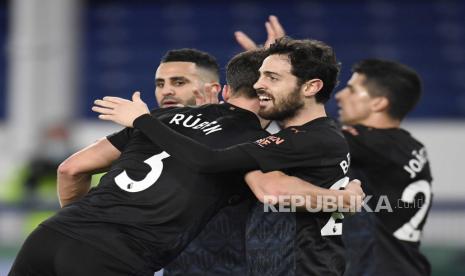  Bernardo Silva dari Manchester City (kanan) merayakan gol ketiga timnya selama pertandingan sepak bola Liga Premier Inggris antara Everton FC dan Manchester City di Liverpool, Inggris, 17 Februari 2021.