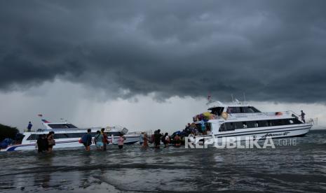 Wisatawan mengantre saat akan menyeberang ke Pulau Nusa Penida dengan menggunakan kapal cepat di Pelabuhan Sanur, Denpasar, Bali, Minggu (17/10/2021). Jumlah wisatawan yang menyeberang ke Pulau Nusa Penida melalui pelabuhan tersebut mengalami peningkatan sejak diberlakukannya PPKM level 3 dan didominasi wisatawan domestik meskipun pariwisata Bali untuk wisatawan mancanegara sudah dibuka pada Kamis (14/10/2021). 