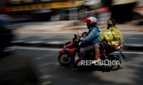 Warga membeli kulit ketupat di kawasan Pasar Palmerah, Jakarta, Senin (10/5). Pedagang kulit ketupat mulai memadati area trotoar Pasar Palmerah menjelang Idulfitri 1442 Hijriah. Menurut pedagang, pada H-3 Idulfitri penjualan kulit ketupat mengalami kenaikan permintaan, harga satu ikat kulit ketupat  dibandrol dengan harga Rp15.000. Republika/Thoudy Badai