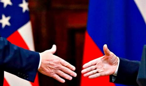 Presiden AS Donald Trump berjabat tangan dengan Presiden Rusia Vladimir Putin di akhir konferensi pers setelah pertemuan mereka di Istana Kepresidenan di Helsinki, Finlandia, pada 16 Juli 2018. (AP Photo/Alexander Zemlianichenko)