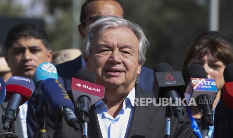 File - Sekretaris Jenderal PBB Antonio Guterres berbicara di perbatasan Rafah, Mesir, Jumat, 20 Oktober 2023.