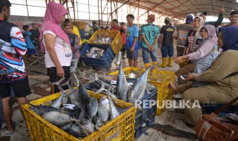 Para pekerja dan nelayan beraktivitas di Tempat Pelelangan Ikan (TPI) Karangsong, Indramayu, Jawa Barat, Sabtu (23/12/2023).