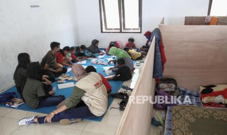 Sejumlah anak menggambar di barak pengungsian Desa Glagaharjo.