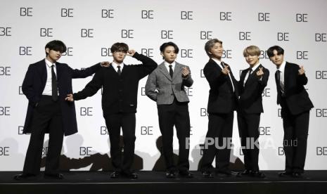 Personel BTS berpose saat peluncuran album Be pada 2020. Agensi BTS, Hybe, diduga melakukan sajaegi, pemasaran ilegal dengan memanipulasi chart pada 2017.