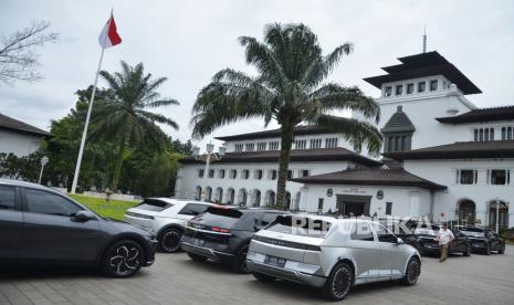 Puluhan mobil listrik merek Hyundai Ioniq 5 bejejer di halaman Gedung Sate, Jalan Diponegoro, Kota Bandung, Jawa Barat, Rabu (1/2/2023). 