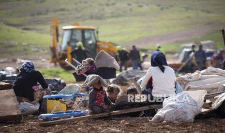  ARSIP - Dalam arsip, foto, 3 Februari 2021 ini, orang Badui Palestina menyaksikan pasukan Israel menghancurkan tenda dan bangunan lain di dusun Khirbet Humsu di Lembah Yordan di Tepi Barat. Israel pada Rabu, 7 Juli, menghancurkan komunitas penggembala Badui Khirbet Humsu di Tepi Barat yang diduduki, babak terbaru dalam upaya militer untuk mencabut desa Palestina dari rumah-rumah darurat.