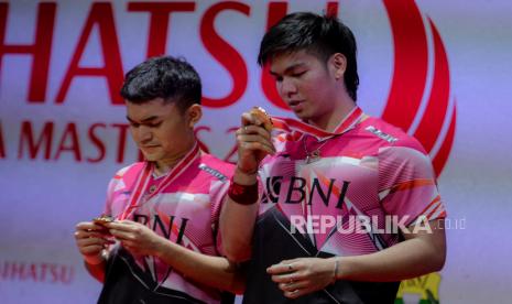 Ganda putra Indonesia Daniel Marthin dan Leo Rolly Carnando saat penyerahan medali Daihatsu Indonesia Masters 2023 di Istora Gelora Bung Karno, Senayan, Ahad (29/1/2023). The Babies berhasil meraih juara Daihatsu Indonesia Masters 2023 usai berhasil menumbangkan ganda putra China He Ji Ting dan Zhou Hao Dong dengan skor 21-17, 21-16.