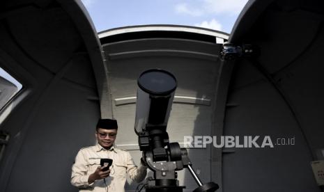 Petugas melakukan pemantauan hilal (rukyatul hilal) menggunakan teleskop di Observatorium Albiruni Fakultas Syariah Unisba, Jalan Hariangbanga, Tamansari, Kota Bandung, Jawa Barat, Rabu (22/3/2023). Hasil pemantauan hilal 1 Ramadhan 1444 H di kawasan tersebut tidak tampak karena terhalang cuaca yang mendung. 