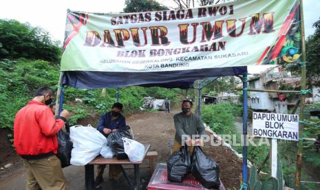 Relawan menyiapkan menu makanan untuk dibagikan ke masyarakat terdampak pandemi, di Dapur Umum Satgas Siaga RW 01 yang didirikan secara swadaya, di Blok Bongkaran, Kelurahan Gegerkaloang Girang, Kecamatan Sukasari, Kota Bandung, Senin (18/5). Dapur umum tersebut, diharapkan dapat membatu masyarakat terdampak pandemi Covid-19