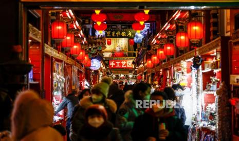 Ratusan juta orang China bepergian ke seluruh negeri untuk merayakan mudik Imlek yang sempat ditangguhkan di bawah pembatasan Covid selama tiga tahun. Pelonggaran pembatasan meningkatkan kekhawatiran akan wabah baru di daerah pedesaan yang kurang siap untuk menangani wabah besar.