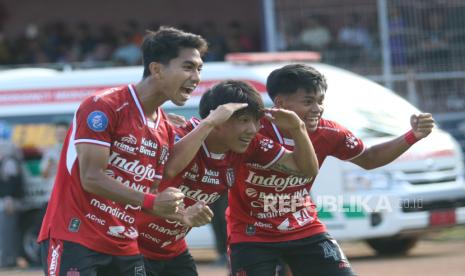 Pesepak bola Bali United Mitsuru Maruoka (tengah) bersama rekan setimnya melakukan selebrasi usai mencetak gol ke gawang Persik Kediri pada pertandingan Liga 1 di Stadion Brawijaya, Kota Kediri, Jawa Timur, Ahad (11/8/2024). Pertandingan tersebut dimenangkan Bali United dengan skor 3-1. 