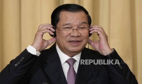 FILE - Perdana Menteri Kamboja Hun Sen. Partai yang berkuasa dari Perdana Menteri Kamboja Hun Sen Cambodian People’s Party (CPP) mengklaim kemenangan telak dalam pemilihan umum pada Ahad (23/7/2023).