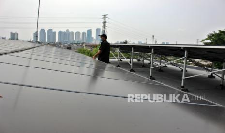 Seorang pekerja memeriksa panel pembangkit listrik tenaga surya (PLTS) di Gedung PPKD, Jakarta, Selasa (18/10/2022). Pemerintah menegaskan pentingnya tata kelola korporasi yang baik. Hal tersebut dibutuhkan untuk penguatan perekonomian yang berkelanjutan.