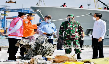 Presiden Joko Widodo (kanan) berdiskusi dengan Menteri Perhubungan Budi Karya Sumadi (kiri), Kepala Staf Angkatan Laut (Kasal) Laksamana TNI Yudo Margono (kedua kanan), Kepala Badan Nasional Pencarian dan Pertolongan (Basarnas) Marsekal Madya TNI Bagus Puruhito (kedua kiri) dan Ketua Komite Nasional Keselamatan Transportasi (KNKT) Soerjanto Tjahjono (tengah) saat melihat sejumlah temuan serpihan pesawat Sriwijaya Air PK-CLC nomor penerbangan SJ 182 rute Jakarta-Pontianak di Posko Darurat Evakuasi di Dermaga JICT II, Pelabuhan Tanjung Priok, Jakarta, Rabu (20/1/2021). 