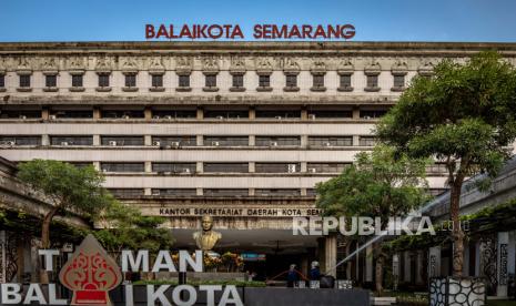 Penyidik KPK menggeledah Balai Kota Semarang.