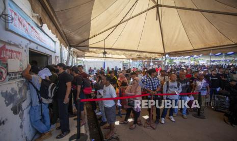 Sejumlah calon penumpang kapal antre di loket tempat penukaran tiket di Pelabuhan Batu Ampar, Batam, Kepulauan Riau, Ahad (9/4/2023). PT Pelayaran Nasional Indonesia (Pelni) cabang Batam menyebutkan tiket kapal laut tujuan Belawan, Sumatra Utara untuk keberangkatan tanggal 17, 18 dan 19 April 2023 sudah habis terjual karena banyak warga yang ingin mudik Lebaran. ANTARA FOTO/Teguh Prihatna/foc.