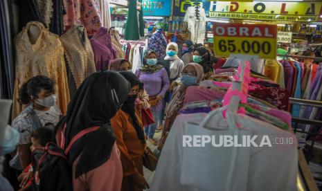 Pengunjung memadati salah satu kios di Pasar Baru, Bandung, Jawa Barat, Kamis (29/4/2021). Ketua Himpunan Pedagang Pasar Baru (HP2B) Iwan Suhermawan menyatakan, dua pekan jelang Idul Fitri 1442 H kunjungan pembeli ke Pasar Baru meningkat hingga 10 kali lipat atau mencapai 10.000 pengunjung per hari dibandingkan kunjungan hari biasa di masa pandemi COVID-19 yang hanya 1.000 pengunjung. 