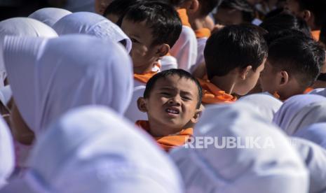 Sejumlah murid mengikuti latihan manasik haji di halaman Masjid Pusdai, Kota Bandung, Selasa (4/10/2022). Sebanyak 450 murid dari berbagai Paud/TK di Kota Bandung mengikuti latihan manasik haji yang bertujuan untuk memperkenalkan tata cara ibadah haji sebagai rukun Islam ke-5 pada anak usia dini. Republika/Abdan Syakura