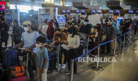 Calon penumpang mengantre untuk melakukan check in di Terminal 3 Bandara Soekarno Hatta, Tangerang, Banten, Jumat (29/4/2022). Tiga hari menjelang Lebaran, Bandara Soekarno Hatta masih ramai dari pemudik dan diprediksikan terdapat sekitar 136.789 penumpang yang berangkat ataupun tiba di bandara tersebut selama masa puncak arus mudik. Republika/Putra M. Akbar