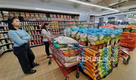 Pengunjung membeli beras kualitas premium di salah satu supermarket di Jakarta, Ahad (18/2/2024). 