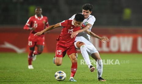 Pesepak bola Timnas Indonesia U-20 Dzaky Asraf (kiri) menggiring bola yang coba direbut pesepak bola Timnas U-20 Uzbekistan Esanov Sherzod dalam laga terakhir Grup A Piala Asia U-20 di Stadion Istiqlol, Fergana, Uzbekistan, Selasa (7/3/20230).