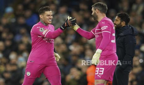 Penjaga gawang Manchester City Scott Carson, kanan, menggantikan kiper Manchester City Ederson pada pertandingan leg kedua babak 16 besar Liga Champions antara Manchester City dan Sporting Lisbon di Stadion City of Manchester di Manchester, Inggris, Rabu, 9 Maret 2022.