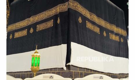 Di tengah proses penggantian kiswah Kabah di Masjidil Haram, Makkah, Arab Saudi.