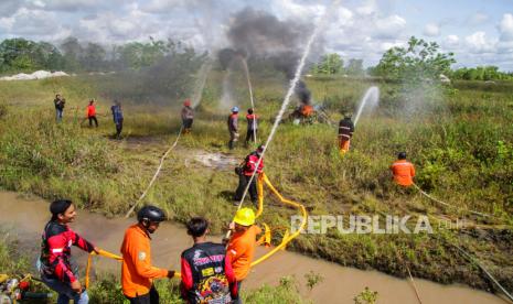 Petugas dan relawan pemadam kebakaran melakukan simulasi pemadaman kebakaran hutan dan lahan (karhutla) di Jalan Mahir Mahar, Palangka Raya, Kalimantan Tengah, Rabu (26/4/2023). Pemerintah Provinsi Kalimantan Tengah terus meningkatkan antisipasi terhadap ancaman kebakaran hutan dan lahan (karhutla) di berbagai daerah, salah satunya di kawasan gambut yang rawan terbakar.