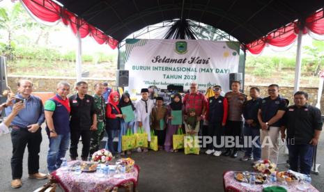 Peringatan Hari Buruh di Kabupaten Kuningan diisi dengan doa bersama, halal bi halal, donor darah maupun santunan anak yatim piatu, yang diikuti ratusan buruh bersama bupati dan unsur Forkopimda Kunungan, Senin (1/5/2023). 