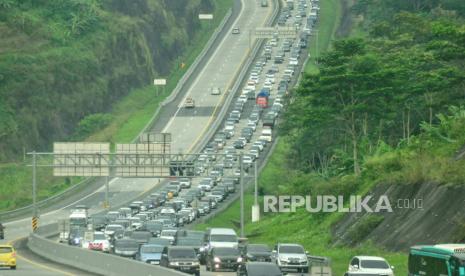 Kepadatan kendaraan arus balik di jalur B (arah Semarang/Jakarta) KM 443 ruas tol Semarang-Solo, wilayah Desa Kandangan, Kecamatan Bawen, Kabupaten Semarang, Jawa Tengah. 