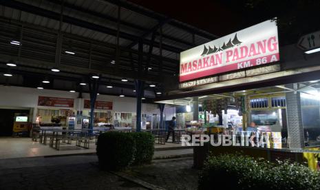 Suasana lengang terlihat di Rest Area Tol Cipali KM 86 arah Cirebon, Jawa Barat, Jumat (7/5). Pemberlakuan larangan mudik lebaran berimbas kepada berkurangnya penghasilan para pedagang di Rest Area Cipali. Seorang pedagang mengaku omset penghasilannya menurun hingga 75 persen saat mulai diberlakukannya larangan mudik lebaran 2021. Foto : Edwin Putranto/Republika