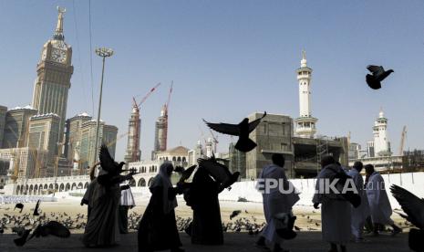 Sejumlah umat Islam bermain dengan burung merpati di kawasan Masjidil Haram, Makkah, Arab Saudi, Senin (19/5/2024). Panitia Penyelenggara Ibadah Haji (PPIH) Arab Saudi menyatakan jamaah calon haji gelombang pertama sebanyak 8 kloter mulai diberangkatkan dari Madinah ke Makkah pada 20 Mei 2024. 