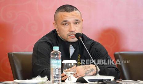 Radja Nainggolan saat sesi press conference terkait promosi Piala Dunia U-17 di Mandiri Club, Jakarta, Rabu (8/11/2023). 